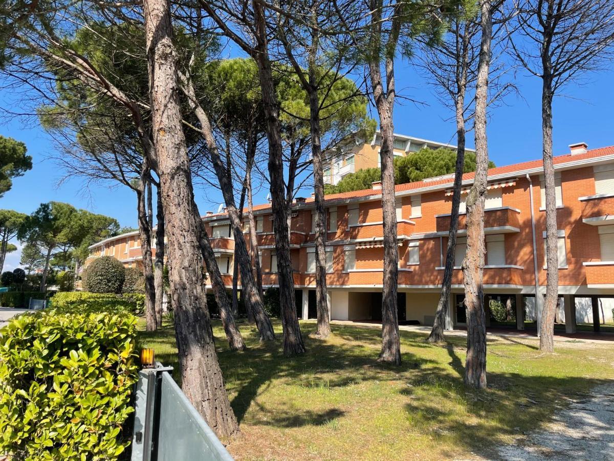 Twin Pine Trees Flats, Near Beach Bibione Exteriör bild