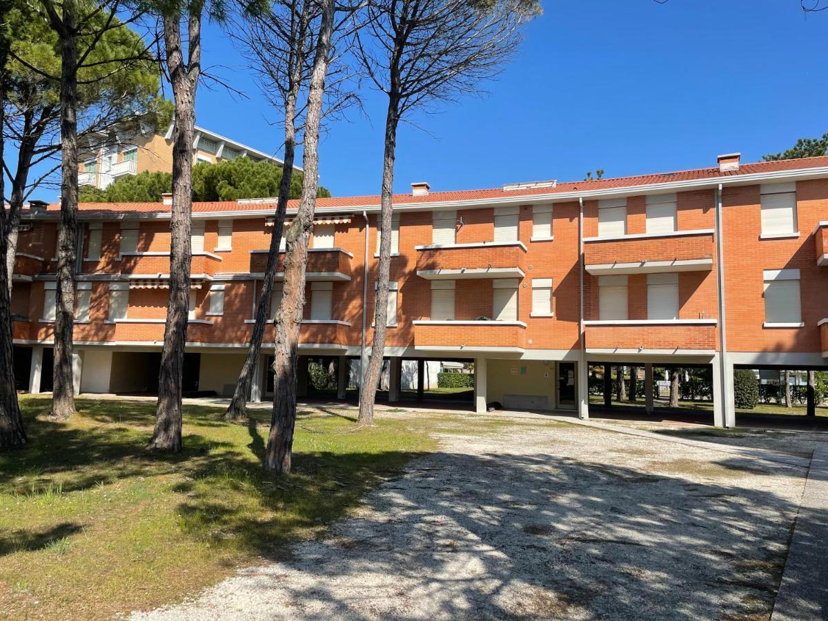 Twin Pine Trees Flats, Near Beach Bibione Exteriör bild